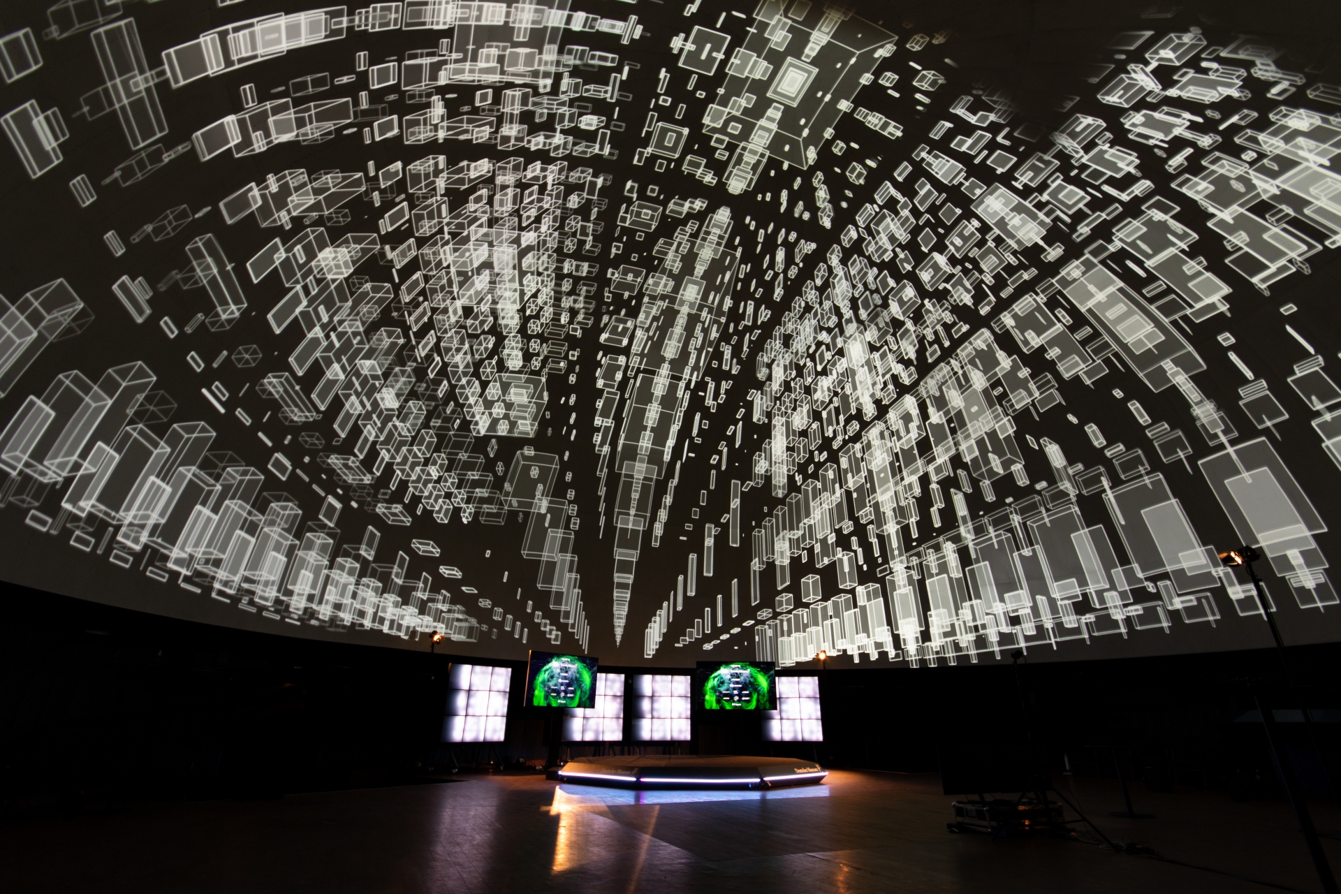 Videokunst, projiziert auf die Kuppel des Planetariums im Deutschen Museum, München
