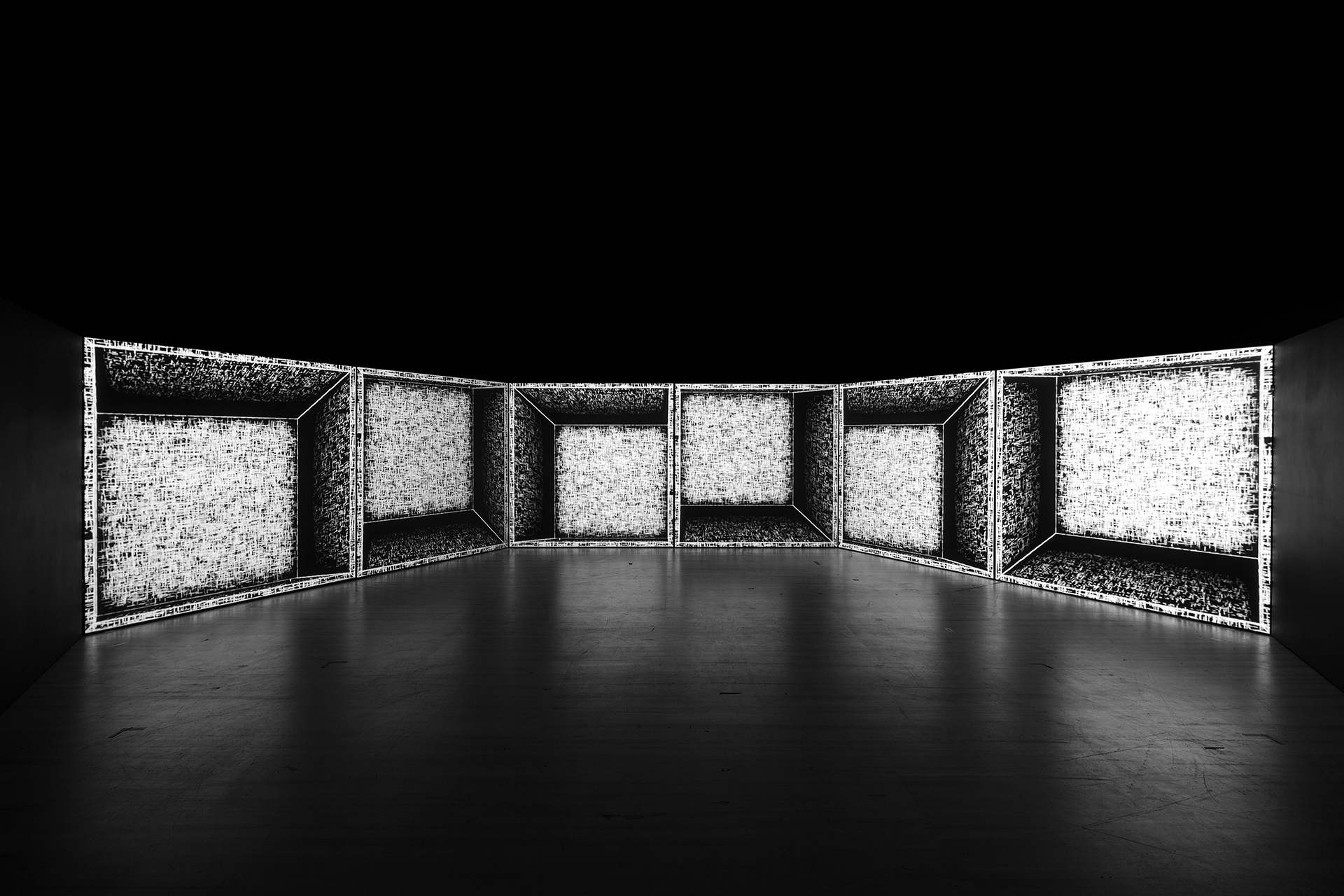 Modulare Bühnenwand mit projizierten Rauschtexturen, die Räume mit falscher Perspektive erzeugen, Die Vier Letzten Dinge, Stuttgart 2015