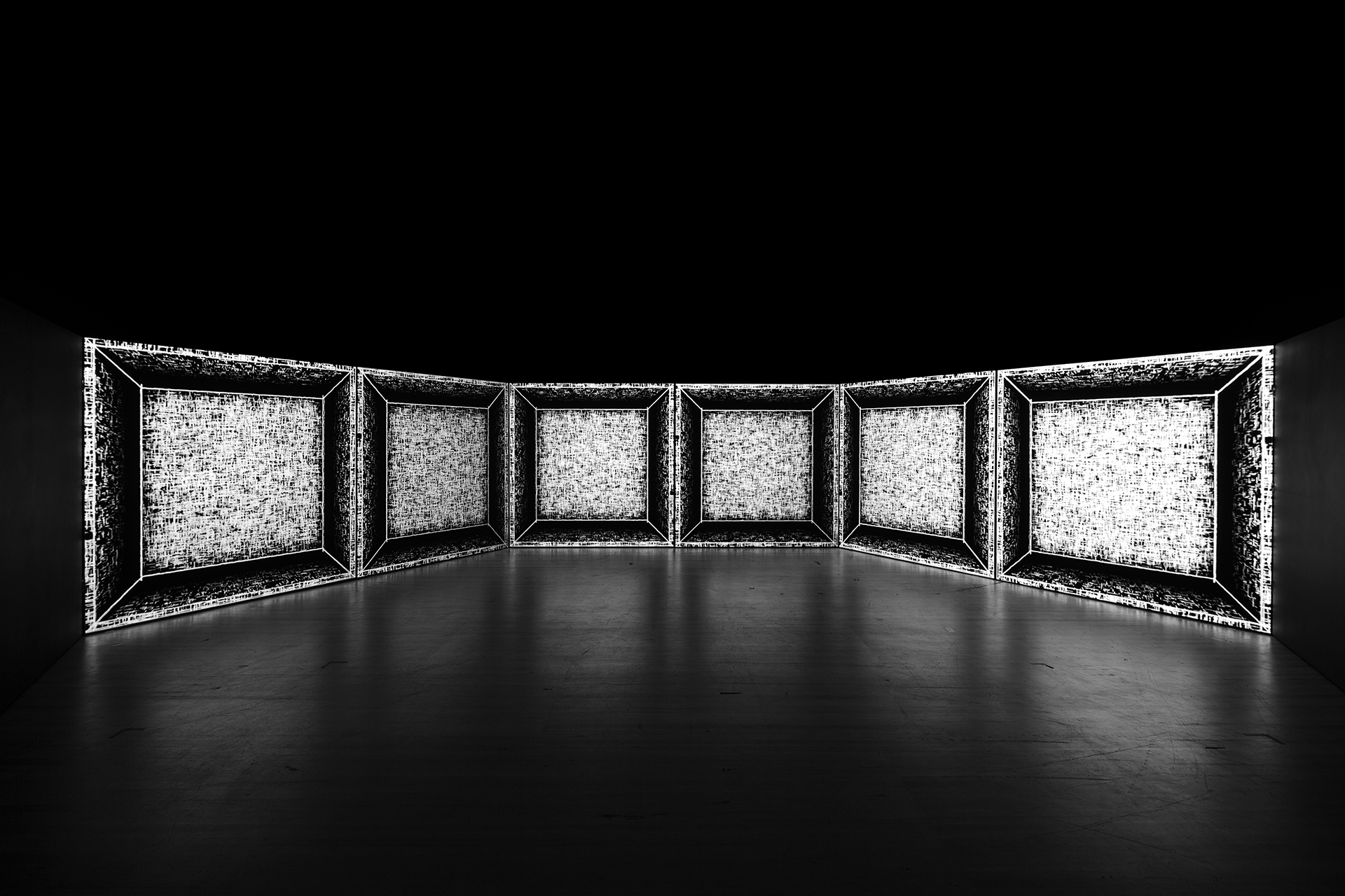 Sechs Bühnenmodule, gemappt als zurückweichende Räume mit weißen Rahmen – Tiefenillusion auf einer flachen schwarzen Wand