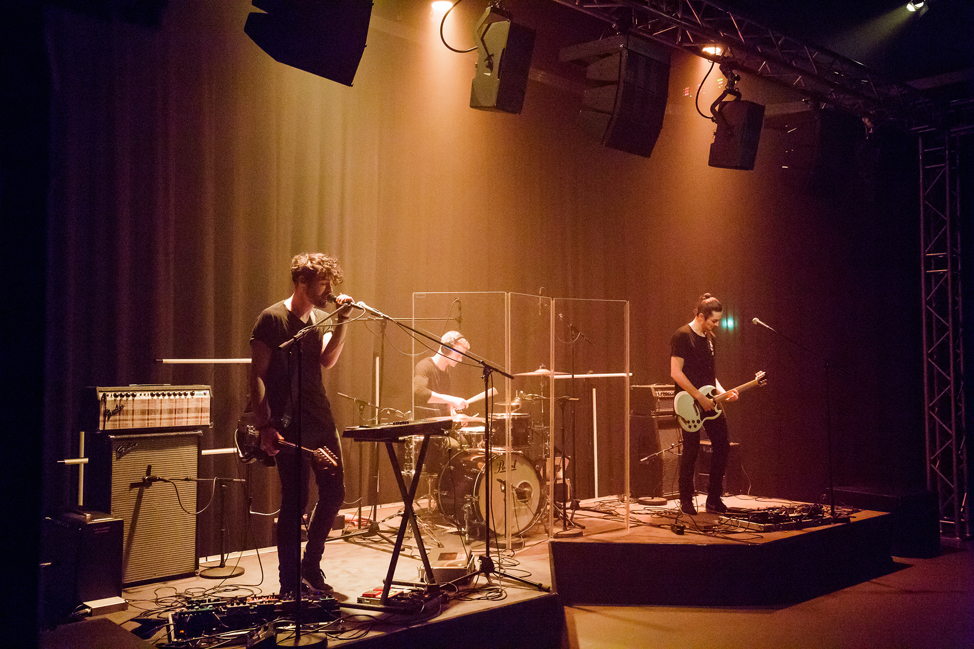 Eau Rouge performing in warm amber light at the Hochschule der Medien Stuttgart