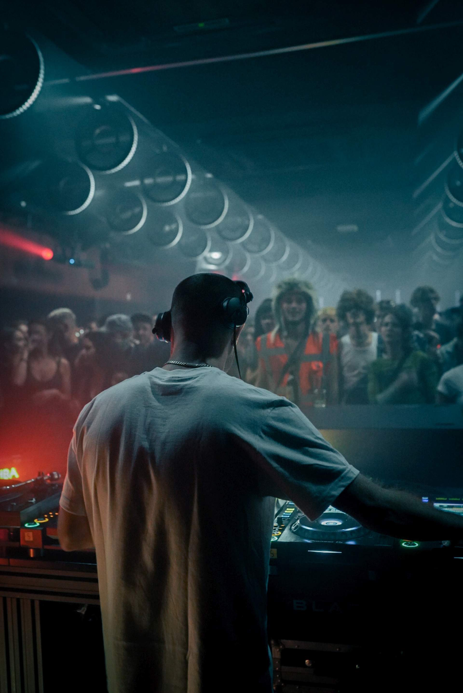 DJ playing to the crowd under the row of 3D-printed light fixtures at Fridas Pier, Stuttgart