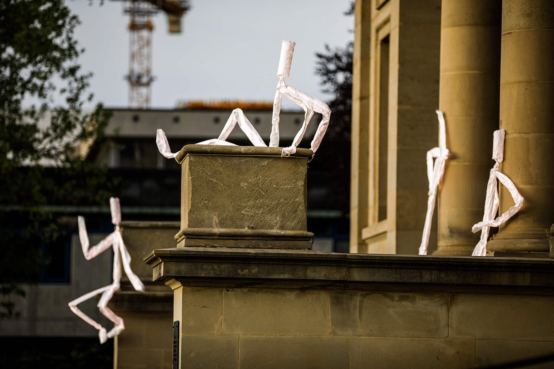 Leuchtskulpturen am Eingang des Stadtpalais Stuttgart