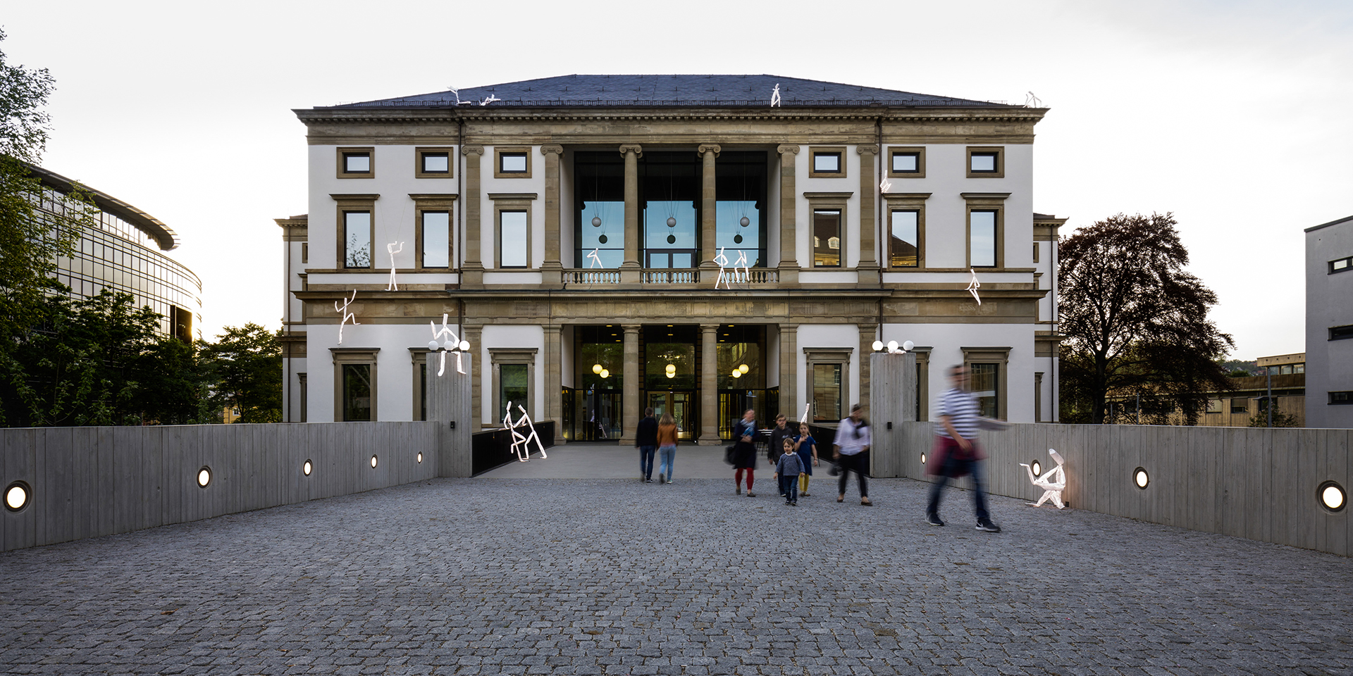 Hintereingang des Stadtpalais Stuttgart mit Lichtinstallation