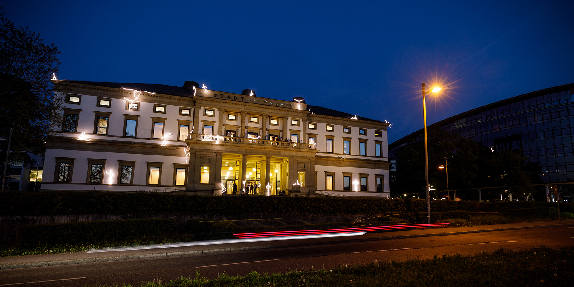 Stadtpalais Stuttgart bei Nacht mit den lichtgestalten