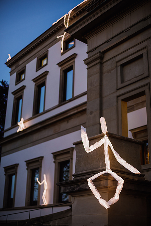 Eine Leuchtskulptur sitzt am Eingang des Stadtpalais Stuttgart