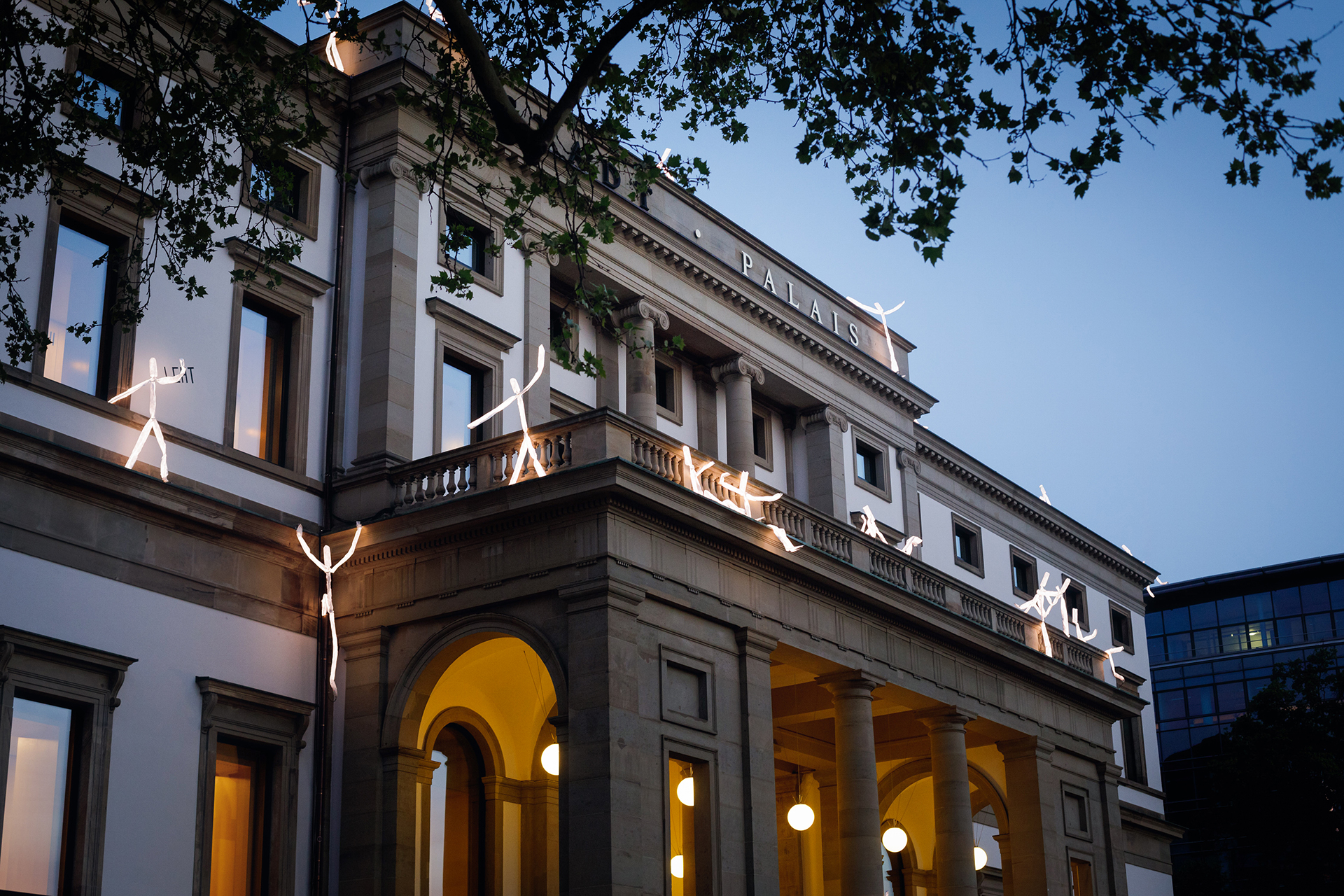 LED-Leuchtskulpturen bei der Eröffnung des Stadtpalais Stuttgart