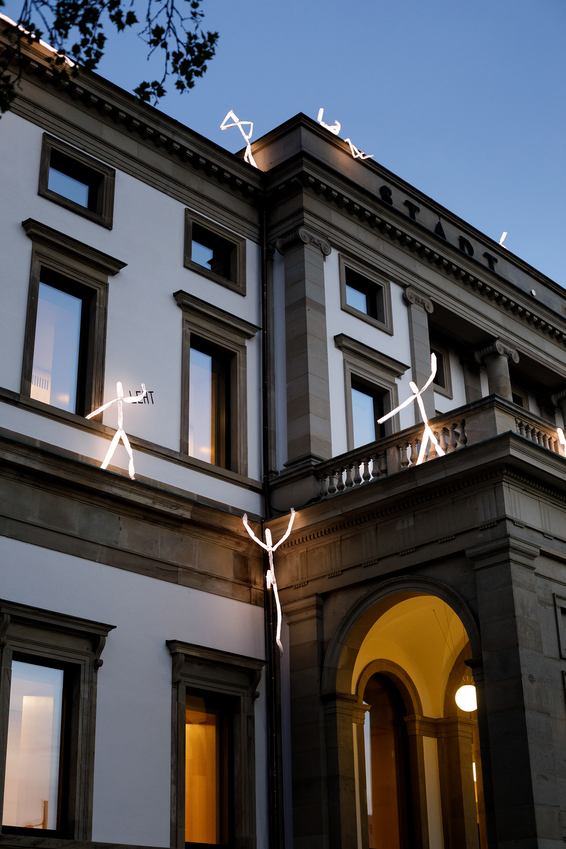 Eine Lichtskulptur klettert auf das Stadtpalais Stuttgart