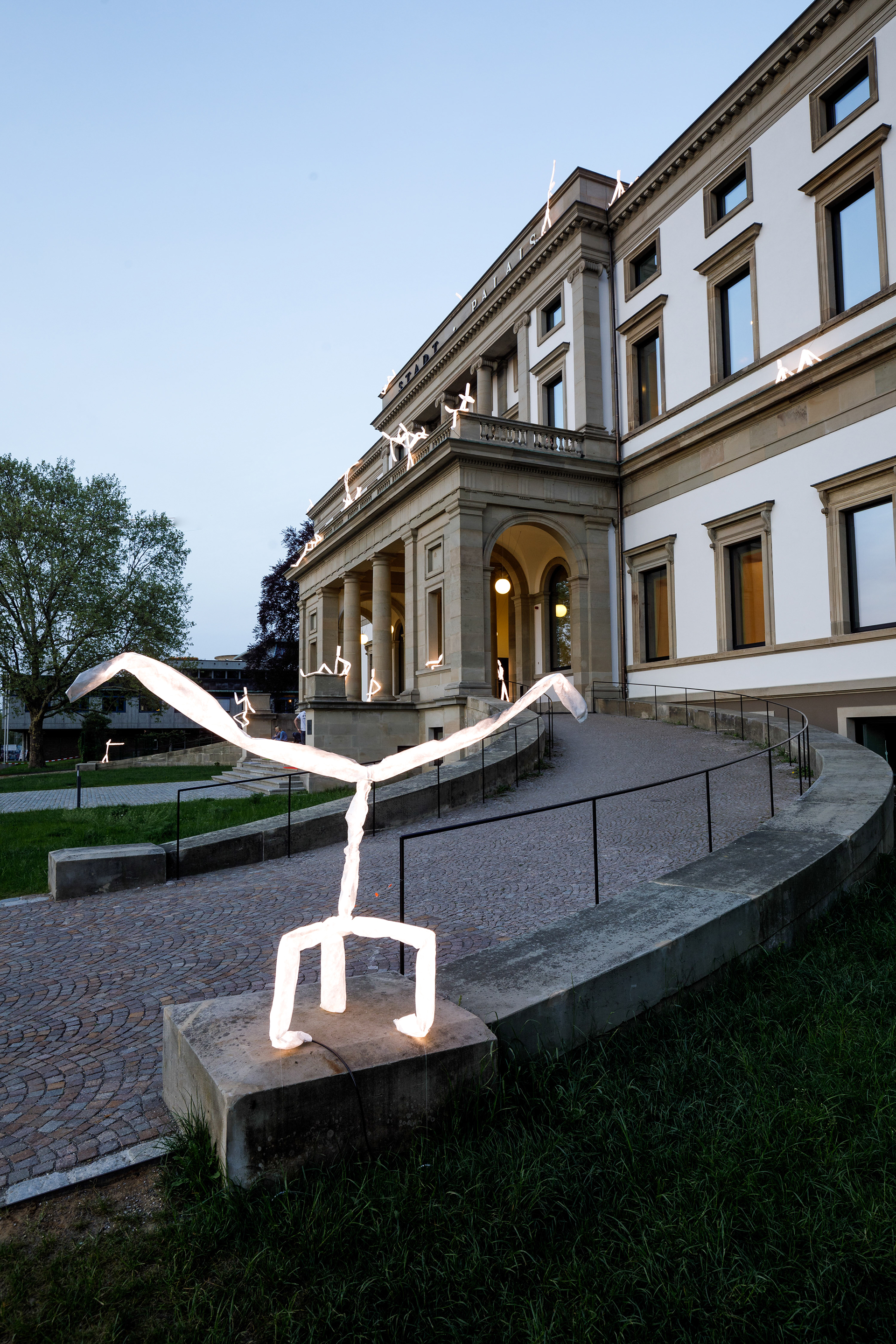 Eine Leuchtskulptur macht Breakdance vor dem Stadtpalais Stuttgart