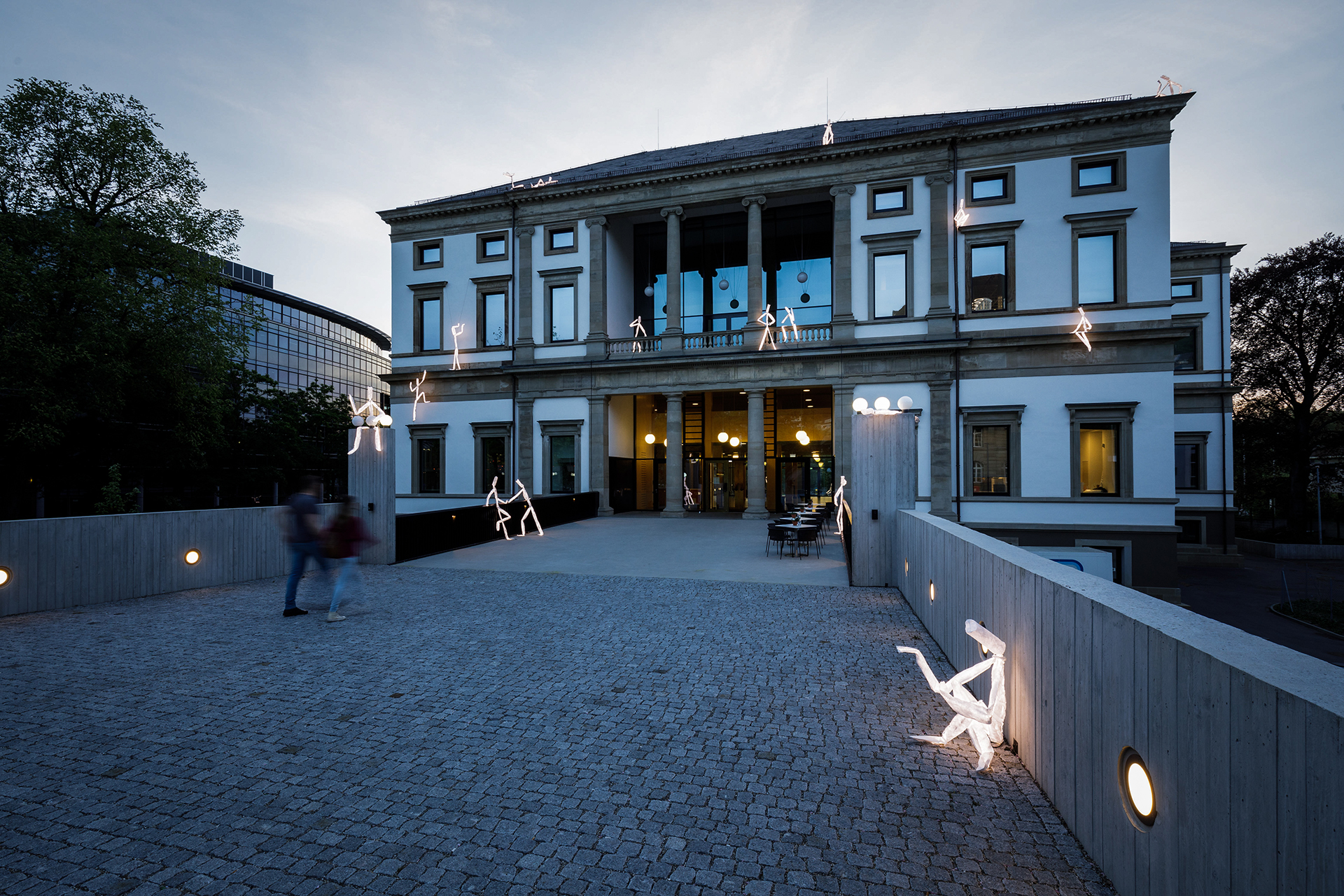 Rückansicht des Stadtpalais Stuttgart mit LED-Leuchtskulpturen