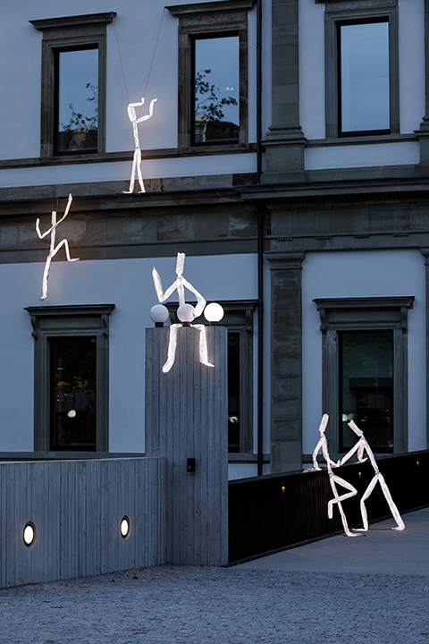 Kunstinstallation mit leuchtenden Figuren zur Eröffnung des Stadtpalais Stuttgart