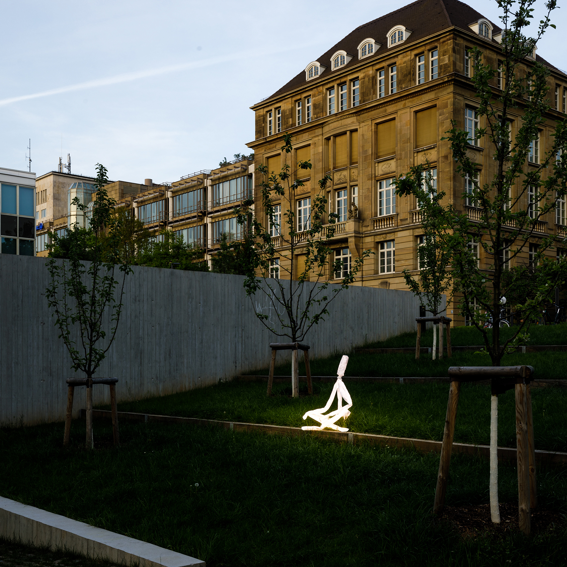 Eine Leuchtskulptur meditiert vor dem Stadtpalais Stuttgart