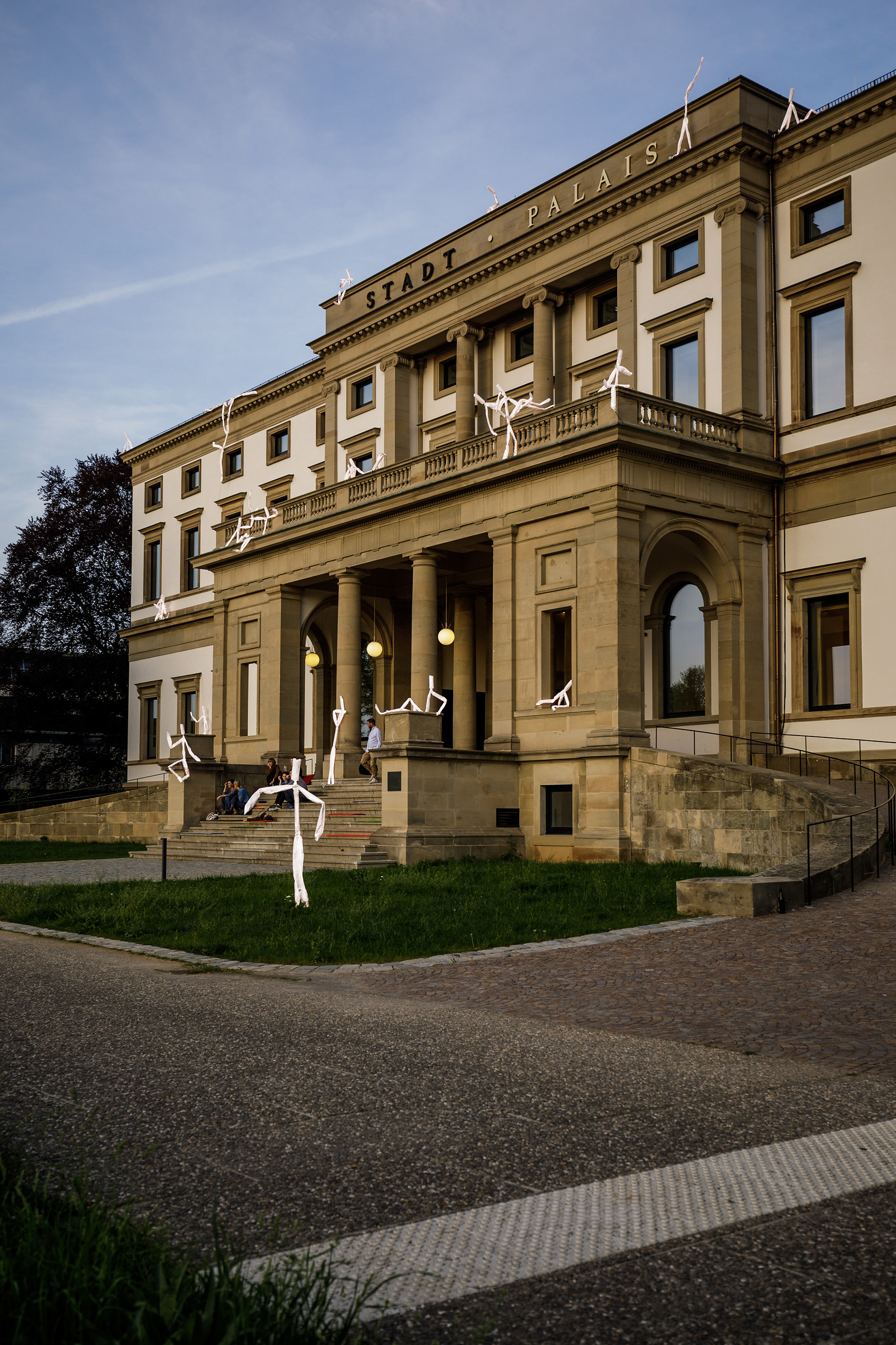 Leuchtskulpturen bei Tag vor dem Stadtpalais Stuttgart
