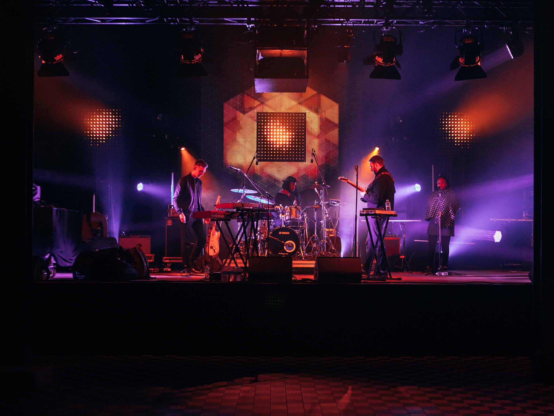 HONNE on the full MLIVE stage with hexagonal projection, LED matrix and spotlights at the Malzfabrik Berlin