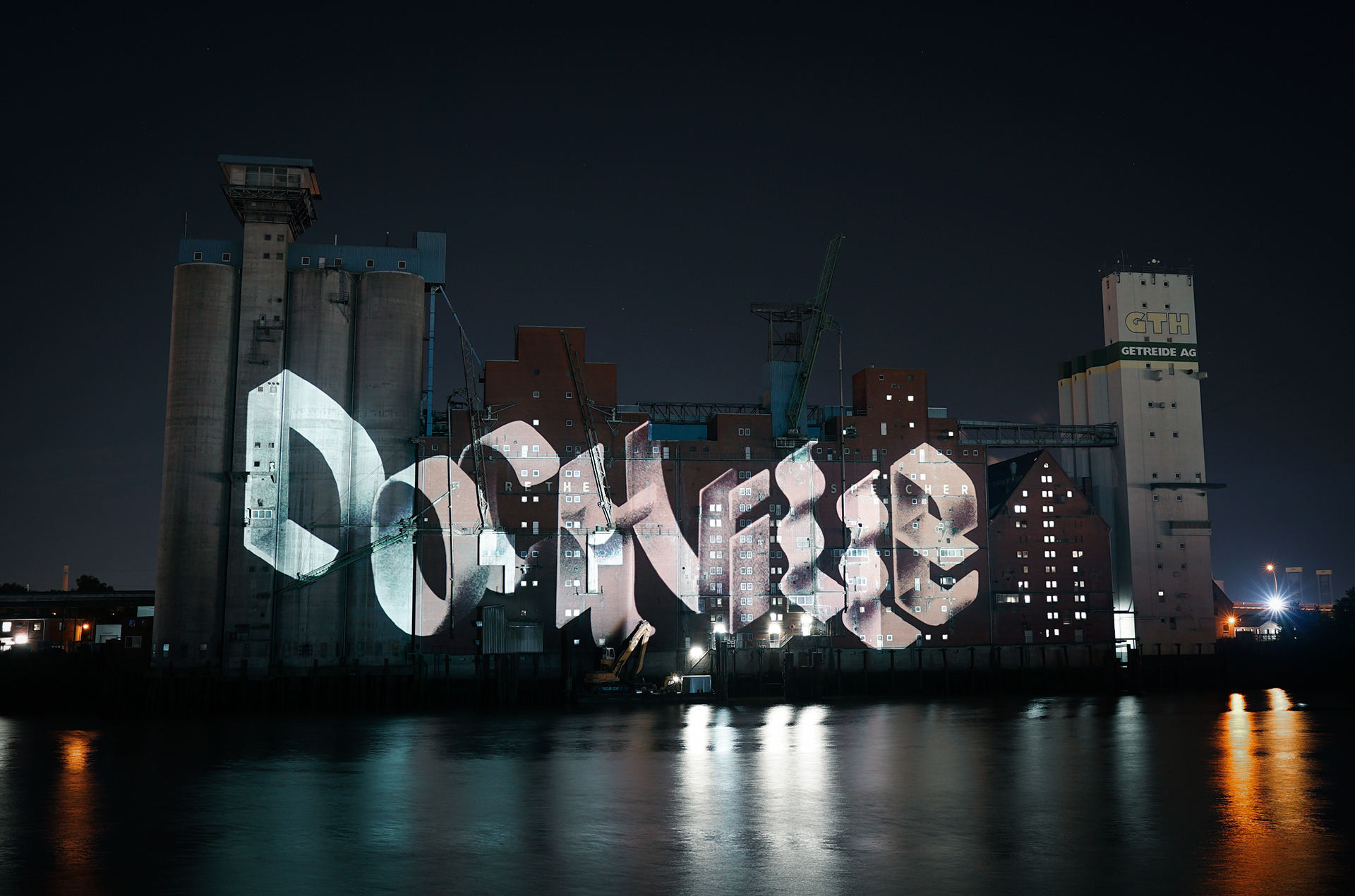Gemeißelt wirkender 3D-Schriftzug „Dockville“ auf den Silos und dem Backsteinspeicher des Rethespeichers