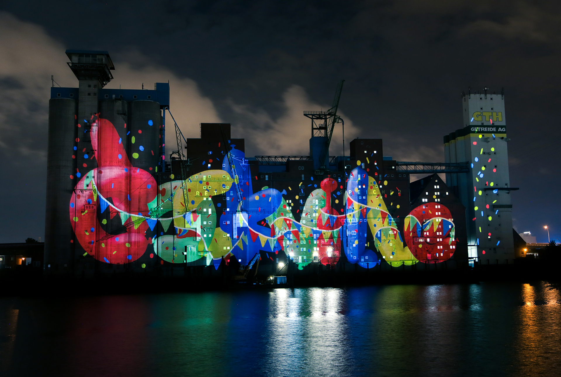 Ballon-Schriftzug „Dockville“ mit Konfetti und Wimpelketten zum 10. Festivalgeburtstag, gemappt auf den Rethespeicher