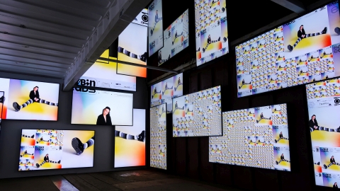 Videoinstallation mit 24 Bildschirmen in einem Container bei IN BETWEEN Reeperbahn Festival 2022, Hamburg