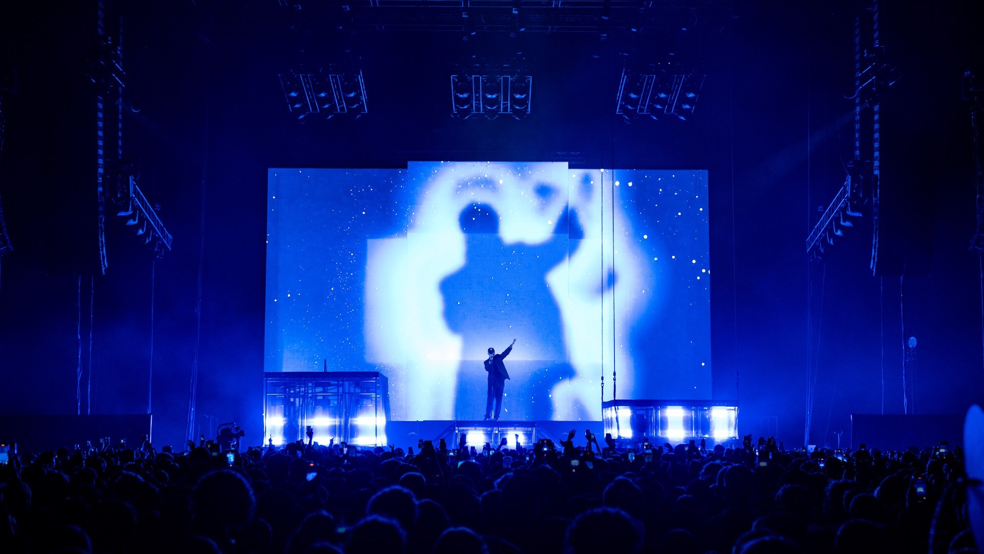 RIN Live 2023 | Silhouette von RIN in Blau auf der LED-Wand, Echtzeit-Keying mit TouchDesigner