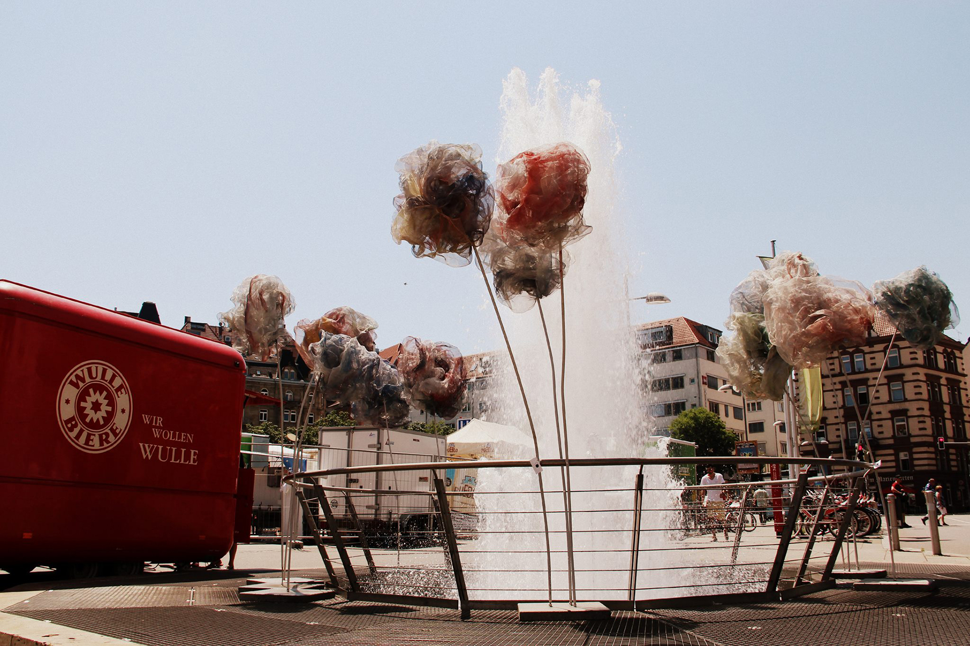 Überblume-Blüten wiegen sich rund um den Brunnen am Marienplatz, Marienplatzfest 2015
